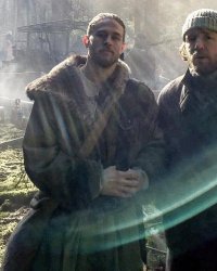 Le Roi Arthur : première photo et synopsis officiel du film de Guy Ritchie