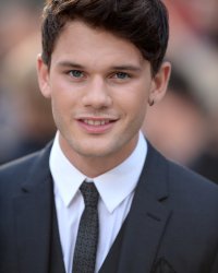 Jeremy Irvine lutte pour la cause gay dans Stonewall de Roland Emmerich
