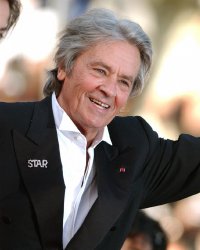 Alain Delon revient sur la mort de Romy Schneider et son "pressentiment"