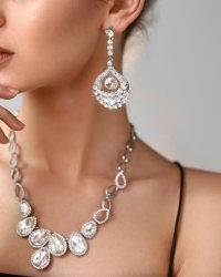 Retour des années 2000 avec ses bijoux bling bling que l'on va aimer (re)porter