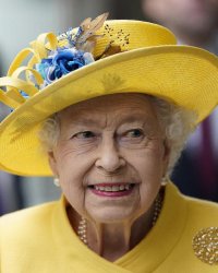 Elizabeth II : le coût vertigineux de sa collection de sacs dévoilé