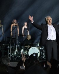 Michel Sardou cash sur ses finances : "Je paye beaucoup trop d'impôts"