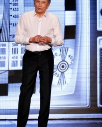 Michel Drucker "réfléchit" à rejoindre C8