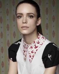 Stacy Martin, égérie du premier parfum Miu Miu