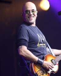Pascal Obispo rompt avec le "système" et lance son application