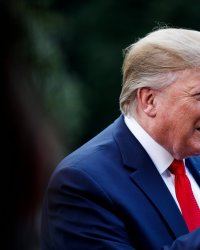 Donald Trump imprime, signe et fait encadrer les tweets élogieux à son sujet