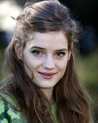 Noémie Schmidt, égérie du prochain parfum Rochas