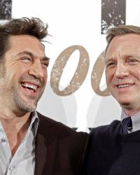Javier Bardem déguisé en James Bond Girl pour l'anniversaire de Daniel Craig !
