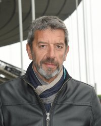 Michel Cymes ironise sur ce point commun qui le lie à Patrick Bruel et Brad Pitt