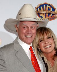 Dallas : Linday Gray communique avec Larry Hagman depuis l'au-delà...