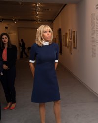Brigitte Macron a-t-elle abandonné les mini jupes ?