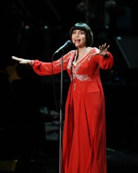 Mireille Mathieu évoque avec émotion sa maman décédée