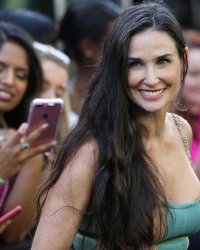 Demi Moore, nue en Une du Harper's Bazaar à 56 ans