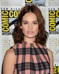 Lily James passe au carré et renoue avec sa couleur naturelle