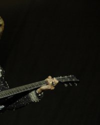 Johnny Hallyday : la tombe de son père à l'abandon, Laeticia et David réagissent