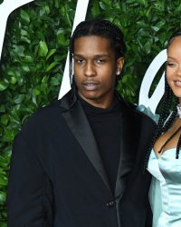 Rihanna : la doudoune rose portée à l'annonce de sa grossesse mise en vente