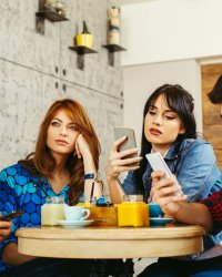 Le "phubbing", ou l'art de snober les gens avec son téléphone