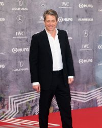 Hugh Grant positif au Covid : il ironise sur sa perte de l'odorat