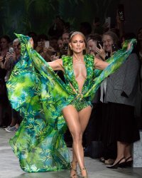 Jennifer Lopez : nouvelle égérie de la campagne Versace printemps-été 2020