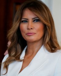 Le styliste de Mélania Trump se confie : "Un honneur d'habiller la 1ère dame"