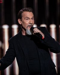Pompes et implants capillaires : les secrets de forme de Florent Pagny