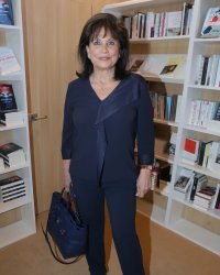 Anne Sinclair : Emmanuel Macron est "beau garçon" et "intelligent"
