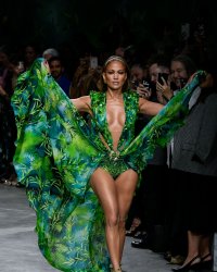 Jennifer Lopez éblouit la Fashion Week de Milan dans sa robe culte Versace