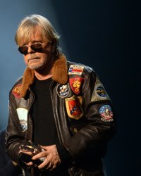 Renaud en deuil : comment il brave les décès de son frère et sa mère