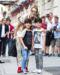 Céline Dion : ses jumeaux de 8 ans partagent toujours son lit la nuit