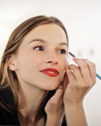 Eye-liner : cette étrange nouvelle façon de le porter