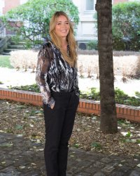 Hélène Rollès sur ses fans : "Ils se jettent sur moi et m'embrassent"