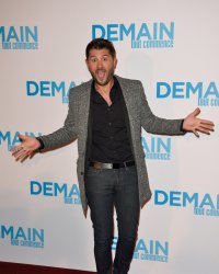 Christophe Beaugrand nu sur les Champs-Élysées : il s'explique