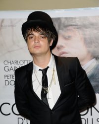 Pete Doherty : sa nouvelle vie à Melun, entre pétanque et brocante