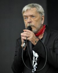 Le frère de Renaud sort du silence : "il va beaucoup mieux"
