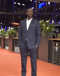 Quand Omar Sy parodie Doudou d'Aya Nakamura façon SAV