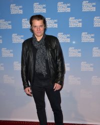 Bénabar assume son côté fleur bleue : "Le romantisme nous élève"