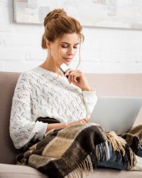 Ces séries françaises actuelles qui influencent nos achats mode