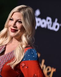 Tori Spelling méconnaissable : elle nie avoir fait de la chirurgie esthétique