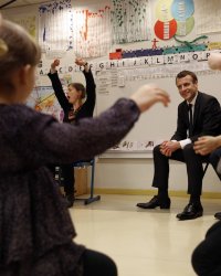 Emmanuel Macron : moqué par des élèves de maternelle à cause de ses poils