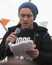 Jude Law se rend dans la "jungle" de Calais pour défendre les migrants
