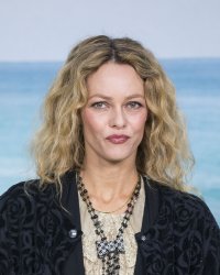 Carla Bruni, Vanessa Paradis.. 10 stars accros au yoga