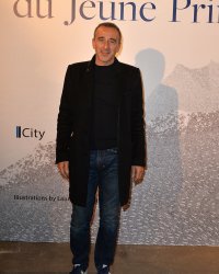 Élie Semoun : ému, il raconte le décès de son père face à Olivier Véran