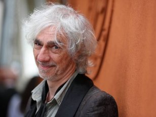 Louis Bertignac évoque sa rencontre avec Carla Bruni, "belle comme pas possible"