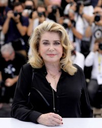 Catherine Deneuve met ses chaussures aux enchères pour les Restos du coeur