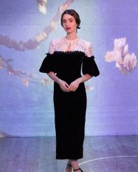 Lily Collins : son anecdote sur sa rencontre avec Lady Di et le prince Charles