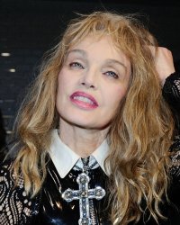 Arielle Dombasle : ce qu'elle apprend grâce au confinement