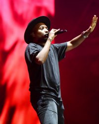 Soprano : pour sa première émission, le chanteur revisite... les années 80