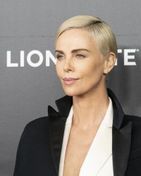 Charlize Theron révèle comment sa mère a tué son père