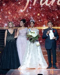 Clémence Botino a réalisé qu'elle était Miss France dans ses toilettes !