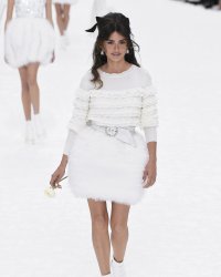 Comment reproduire la coiffure 60's de Penelope Cruz au défilé Chanel ?